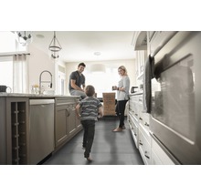 Cuisine lumineuse avec carrelage au sol, armoires de cuisine et famille