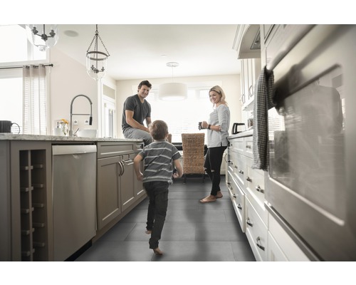 Cuisine lumineuse avec carrelage au sol, armoires de cuisine et famille