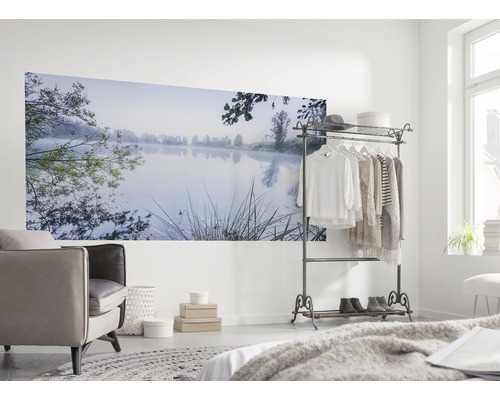 Pièce à vivre avec fresque murale d''un lac dans le brouillard matinal, fauteuil et porte-vêtements