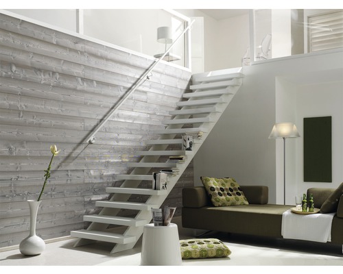 Salon lumineux avec lambris en bois, escalier et canapé