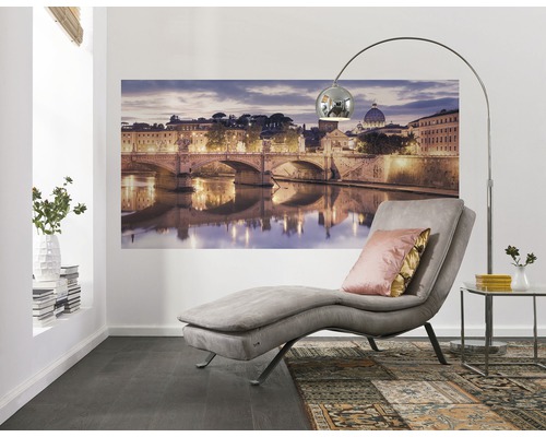 Salon avec méridienne, lampadaire et tableau mural avec un motif de pont