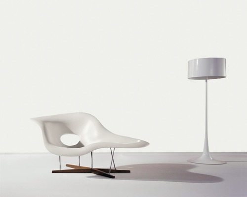 Sessel mit Loch und Stehlampe