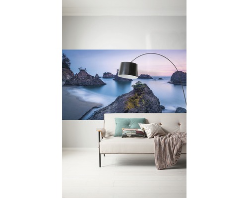 Image murale avec paysage de plage au-dessus d''un canapé avec lampadaire