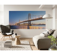 Wohnzimmer mit Wandbild der Golden Gate Brücke, Sessel und Sofa