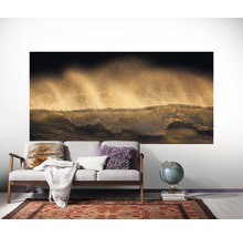 Dekoratives Wandbild mit Wellenmotiv über einem Sofa im Wohnzimmer