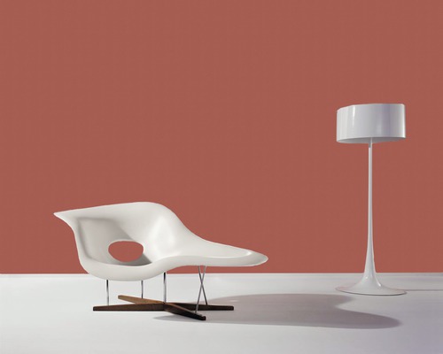 Scène avec fauteuil lounge en plastique, métal et bois et lampadaire