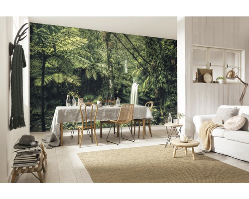 Intérieur avec papier peint photo motif jungle, table à manger et sièges