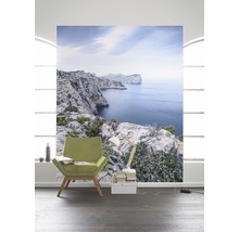 Wohnraum mit Fototapete einer felsigen Küstenlandschaft mit Meerblick