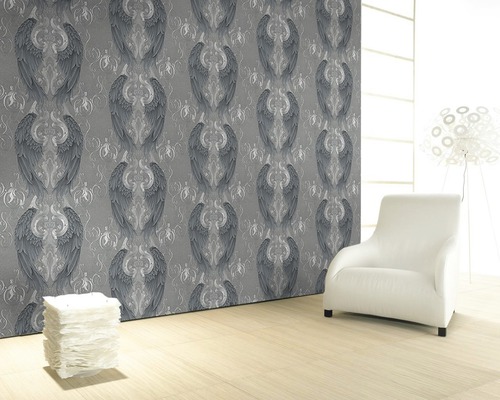 Wohnraum mit grauer Tapete mit Flügelmuster, Sessel und Dekoration