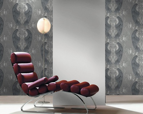 Dekoratives Interieur mit Sessel, Stehlampe und gemusterter Tapete