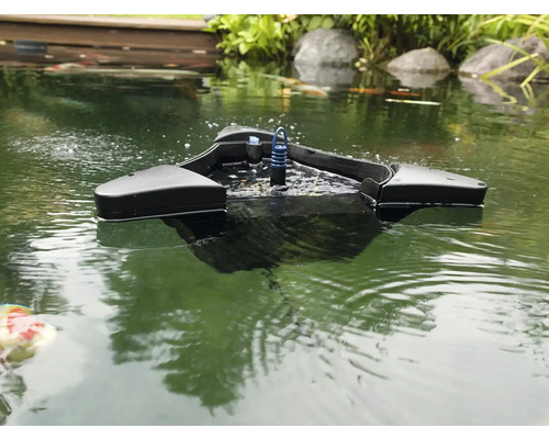Schwimmteichskimmer im Einsatz auf einem Gartenteich.