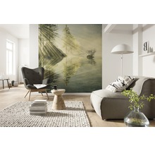 Wohnzimmer mit Fototapete eines Sees mit Bäumen und Sonnenstrahlen