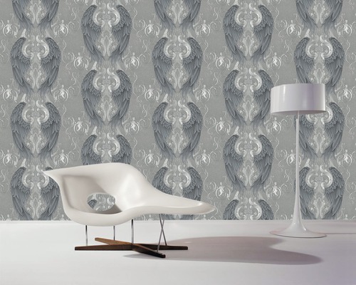 Raumansicht mit grauer Tapete mit Flügelmuster und minimalistischer Einrichtung