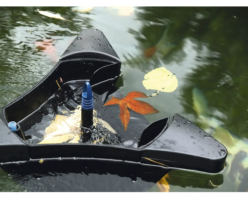 Schwimmender Teichskimmer im Einsatz zur Reinigung eines Gartenteichs