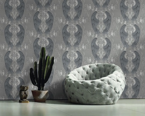 Wohnraum mit Tapete mit Flügelmuster, Sessel, Kaktus und Dekoration