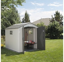 Scène de jardin avec remise, brouette et outils de jardin