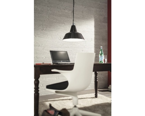 Scène de bureau avec bureau, ordinateur portable, chaise et suspension