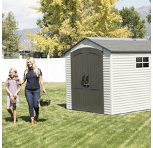 Scène de jardin avec une cabane de rangement avec porte double et fenêtre, et une femme et une fille portant des paniers sur la pelouse