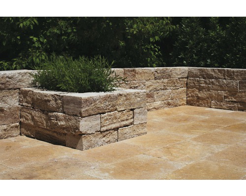 Gestaltungsidee für einen Garten mit Steinmauer und Pflanzkasten