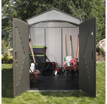 Abri de jardin avec portes ouvertes et outils de jardin