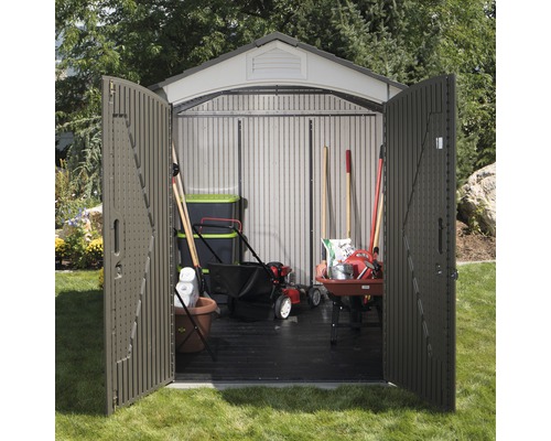 Abri de jardin avec portes ouvertes et outils de jardin