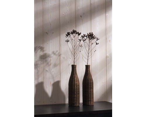 Deux vases décoratifs avec des plantes sur une table devant un mur en bois