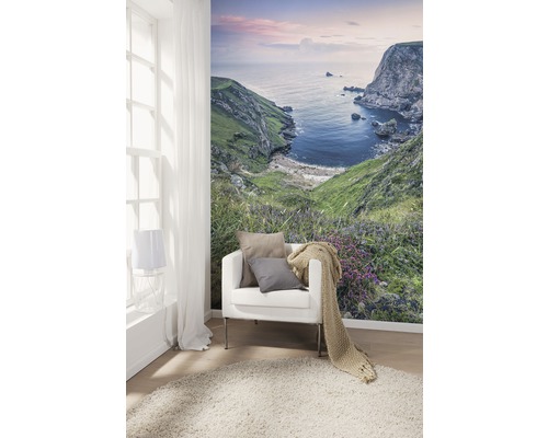 Papier peint avec motif côtier dans un salon avec fauteuil.