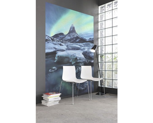 Pièce avec papier peint photo avec motif de montagne, deux chaises blanches et lampadaire