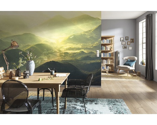 Wohnraum mit Fototapete Berglandschaft, Esstisch und Bücherregal