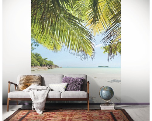 Salon avec papier peint photo d''une plage tropicale et de palmiers