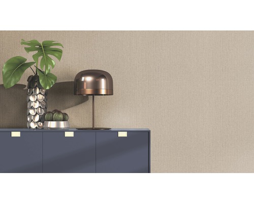 Dekorative Anrichte mit Tischlampe, Vase und Kaktus