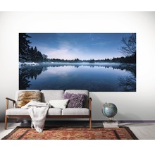 Wandbild mit Seemotiv über einem Sofa in einem Wohnzimmer