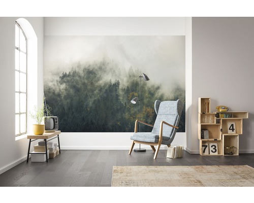 Espace de vie avec papier peint photo, fauteuil, lampadaire et étagère en bois