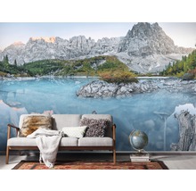 Fototapete mit Bergsee-Motiv hinter Sofa und Globus