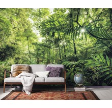 Salon avec papier peint photo jungle, canapé, globe et tapis pour une ambiance tropicale