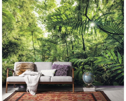 Salon avec papier peint photo jungle, canapé, globe et tapis pour une ambiance tropicale