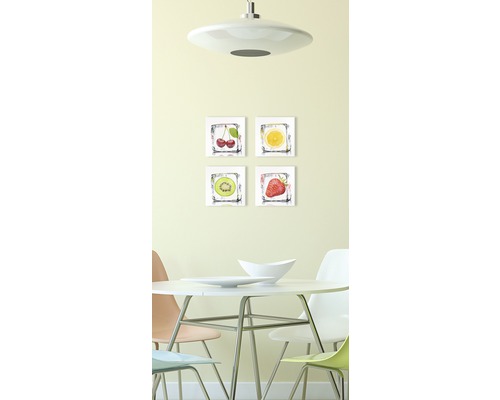 Salle à manger avec table, chaises et décoration murale avec des motifs de fruits