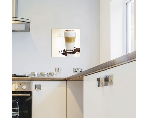 Scène de cuisine avec une peinture murale de latte macchiato et de grains de café