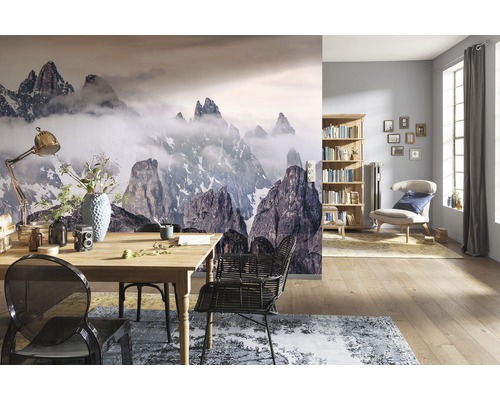 Salon avec papier peint photo paysage de montagne, table à manger et bibliothèque