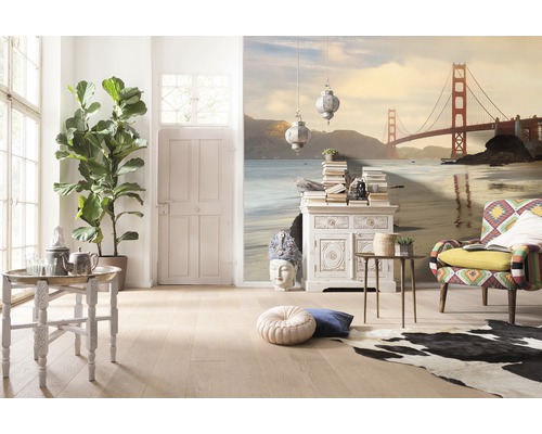 Salon avec papier peint photo, plante d''intérieur, fauteuil, tapis et tables d''appoint