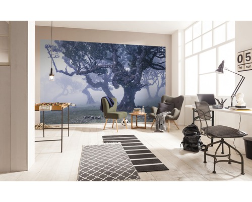 Helles Wohnzimmer mit Fototapete, Tischfußball, Sesseln und Schreibtisch