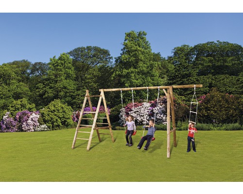 Aire de jeux pour enfants avec balançoire, échelle et corde d''escalade dans le jardin