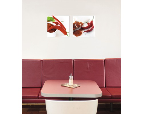 Deux tableaux muraux avec des motifs de piments au-dessus d''une table