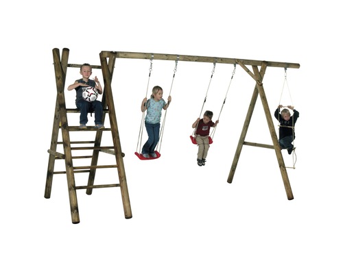 Balancelle en bois avec échelle et quatre balançoires dans le jardin