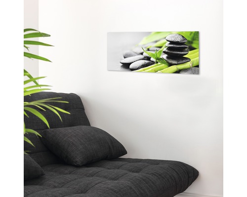 Image décorative en verre avec motif zen au-dessus d''un canapé