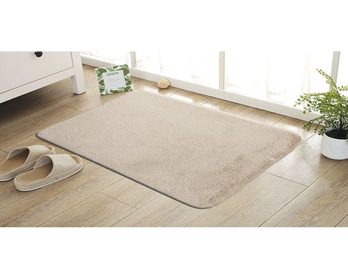 Tapis rectangulaire sur parquet avec chaussons