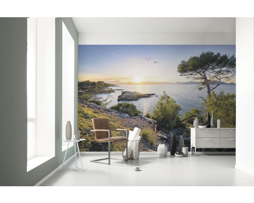 Pièce lumineuse avec papier peint photo d''un paysage côtier au coucher du soleil