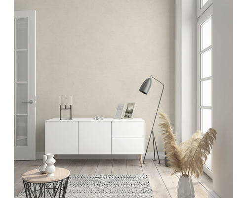 Wohnzimmer mit weißen Möbeln, Stehlampe und Dekoration