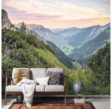 Fototapete mit Berglandschaftsmotiv hinter einer Couch
