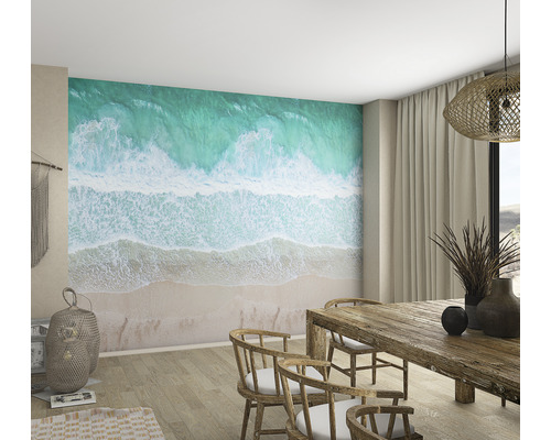Salle à manger lumineuse avec papier peint photo motif plage et mer, table et chaises en bois